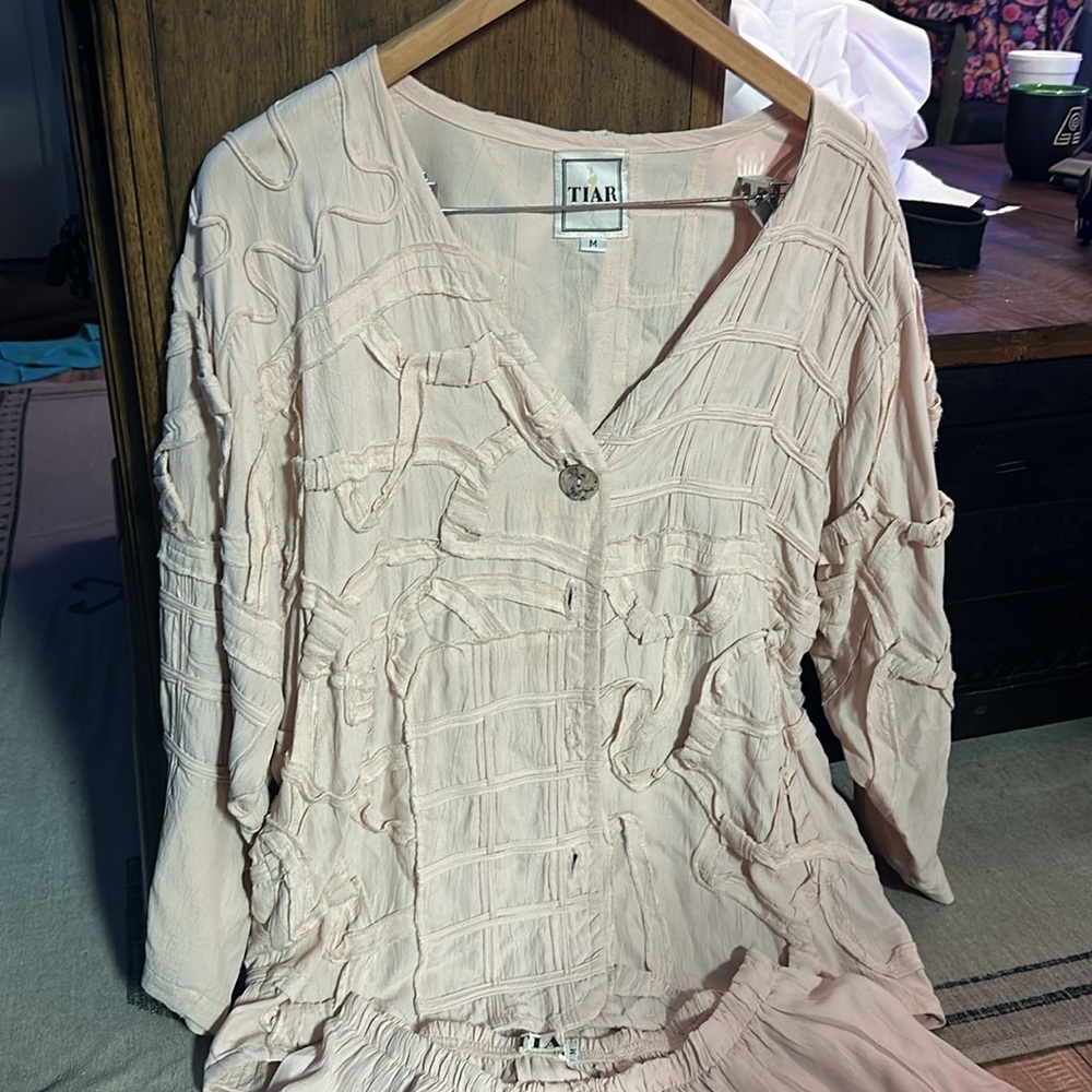 Tiar Vintage Silk & Linen 2 piece outfit. Measurement photos included. Size M